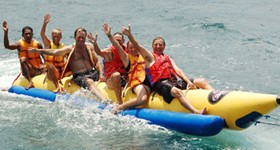 Pływanie na bananie / kole